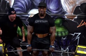 Joe Mackey Crushes a 412.8-Kilogram (910-Pound) De...