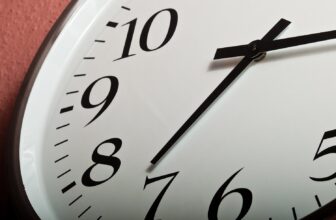 AI Sucks at Studying Clocks