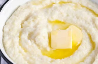 How one can Prepare dinner Grits {Creamy & Sc...